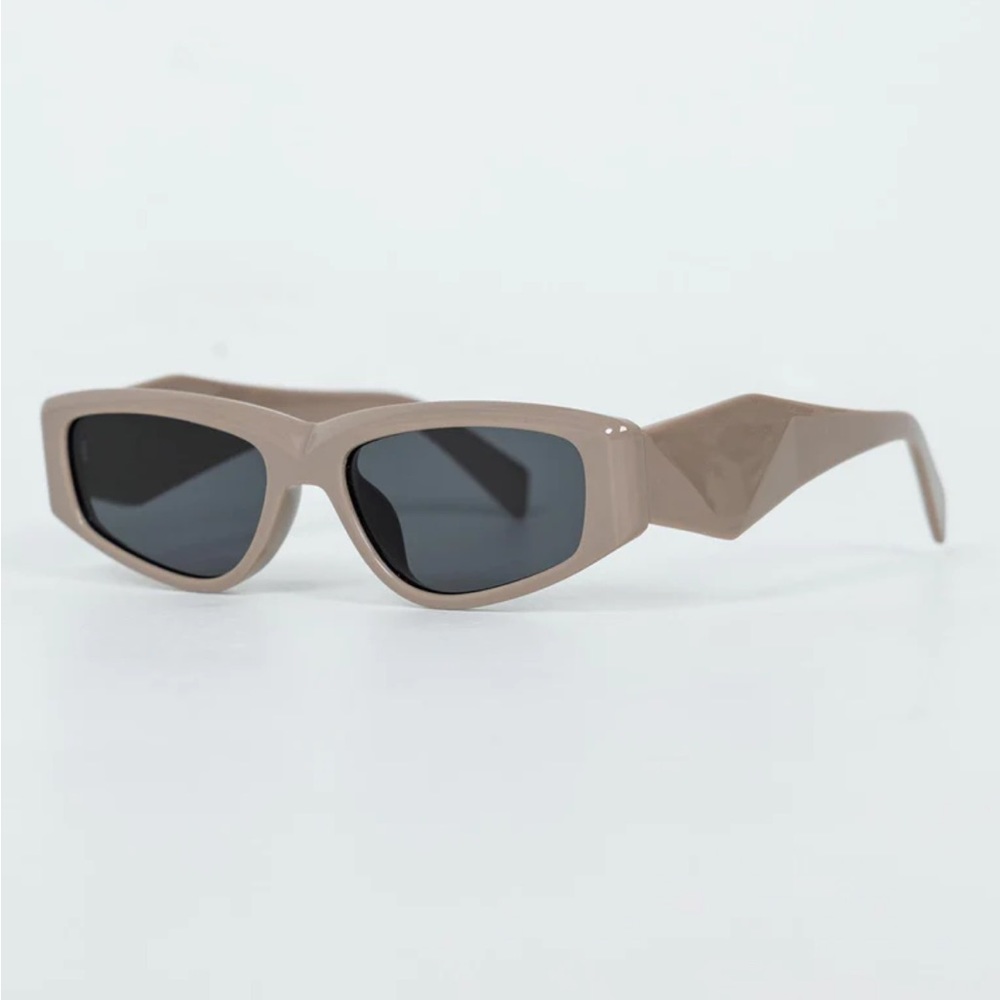 Princess Polly Look Into My Eyes Sunglasses. NWT - Picture 2 of 3